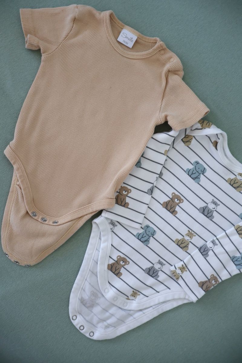C&A Kleiderpakete & -sets: 2 bodys bébé taille 74 🧸 – Gebraucht aus Morges von cla_l2kk