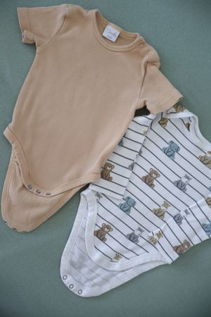 2 bodys bébé taille 74 🧸