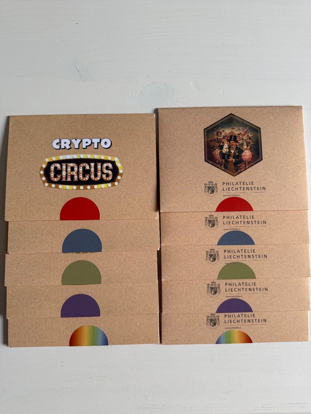 Tutti i francobolli: Crypto Circus "Der Zauberer", zwei komplette Sets – Nuovo e nell'imballaggio originale da Wil SG venduto da Allmarkt 1