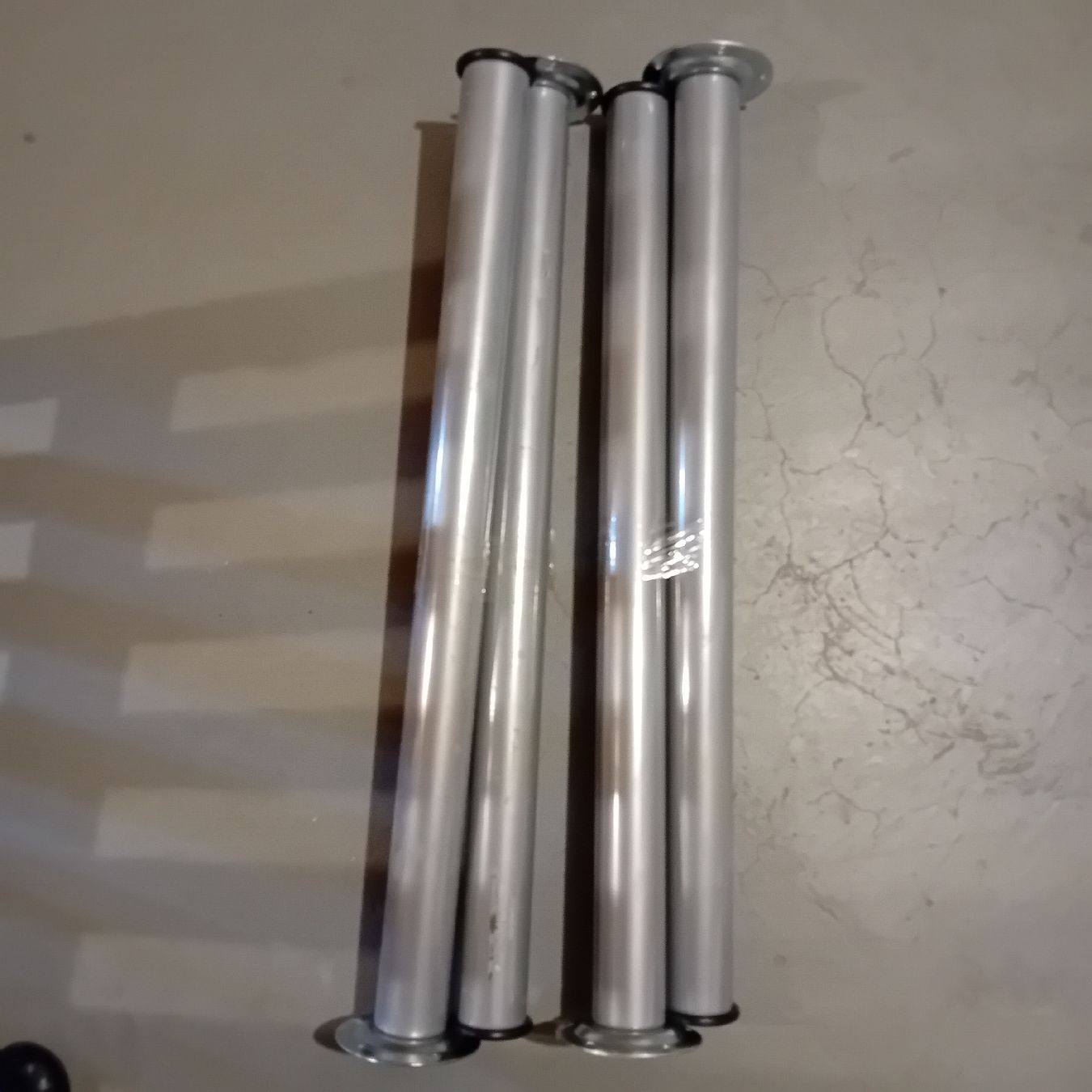 Sonstiges Mobiliar: 7 pieds de table – Gebraucht aus Biel/Bienne von Monhub