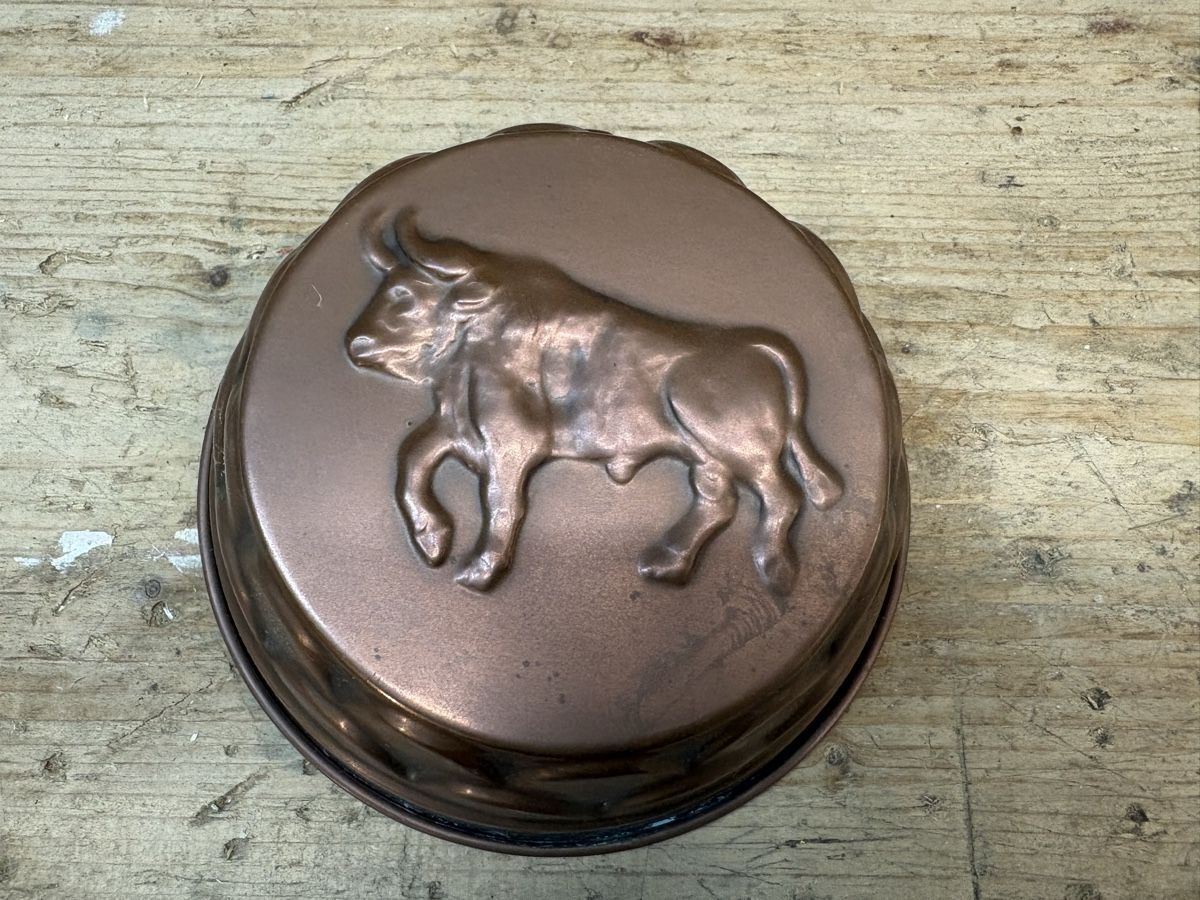 Altre Stoviglie: Kupfer Kuchenform mit Stier Motiv – Usato da Boswil venduto da P18