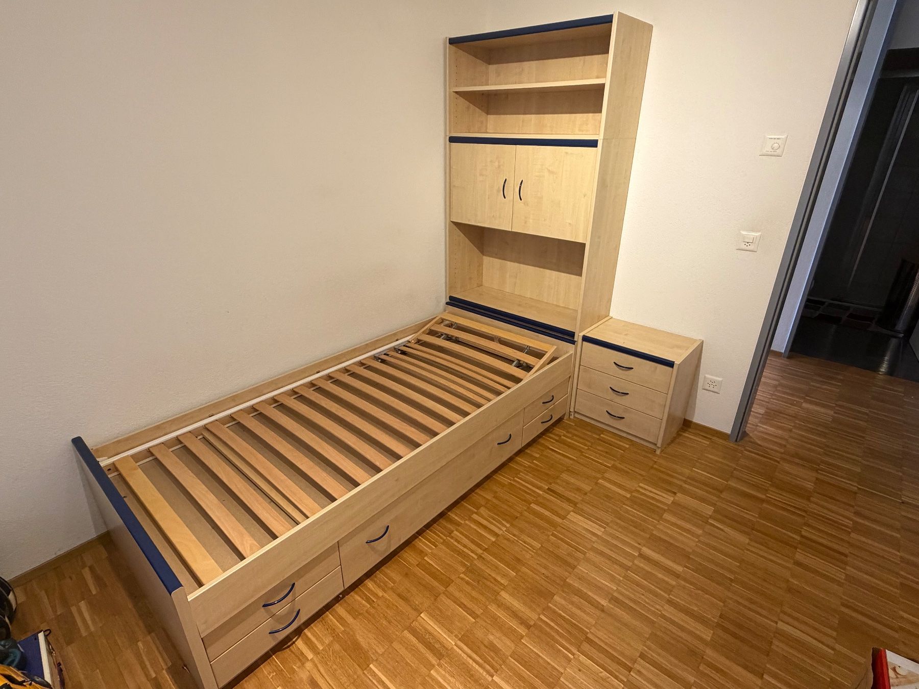Livique Betten: Bett mit Kopfschrank und Nachttisch – Gebraucht aus Kestenholz von Oliiiii