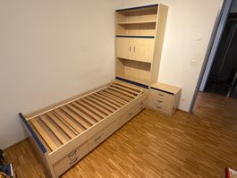 Bett mit Kopfschrank und Nachttisch