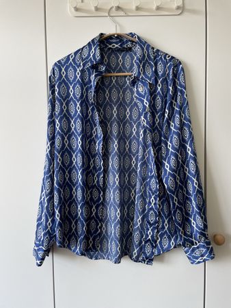 ZARA Satin-Bluse / Hemdbluse mit Ikat-Muster – Gr. XS 