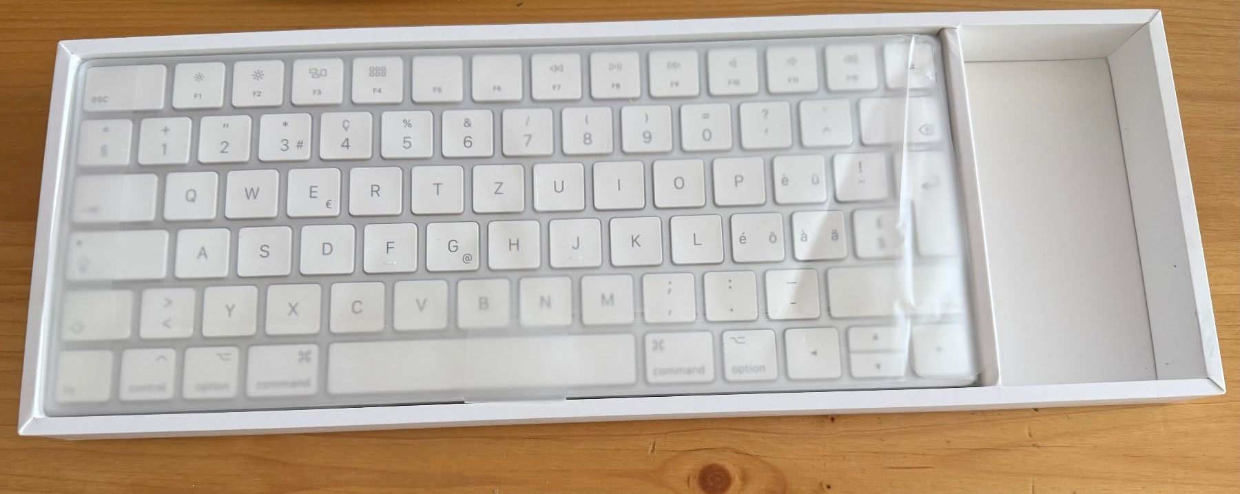Apple Tastiere: Apple Magic Keyboard CH - A1644 - ungeöffnet – Nuovo e nell'imballaggio originale da Neuenegg venduto da Sacha11