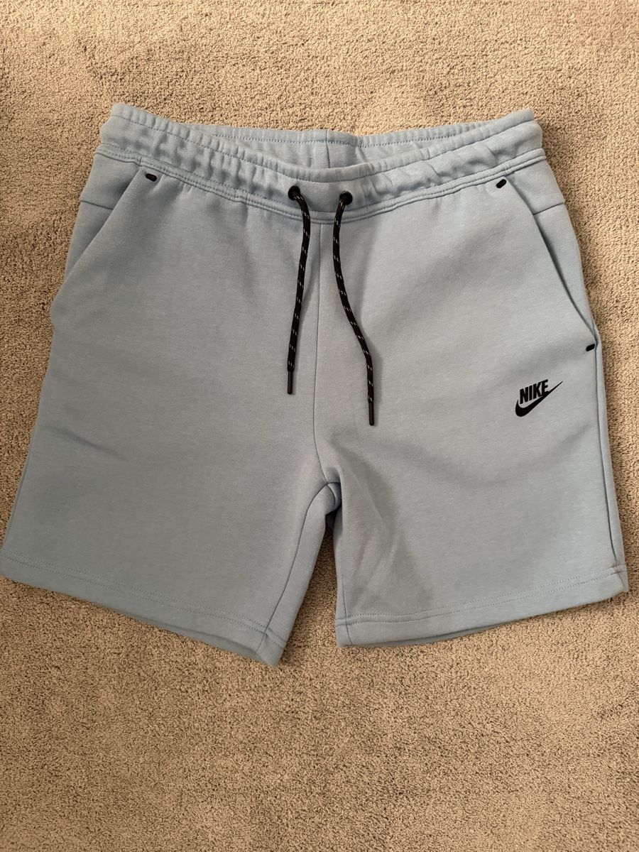 Nike Pantaloni: Nike Tech Fleece Shorts – Nuovo (secondo la descrizione) da Zürich venduto da pab_7gfs