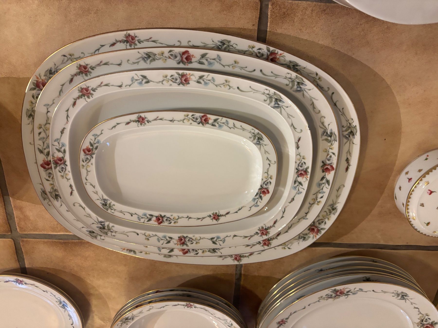 Services de table: Grosses Langenthal Geschirr-Set – D'occasion à Hombrechtikon par Lexcom 1