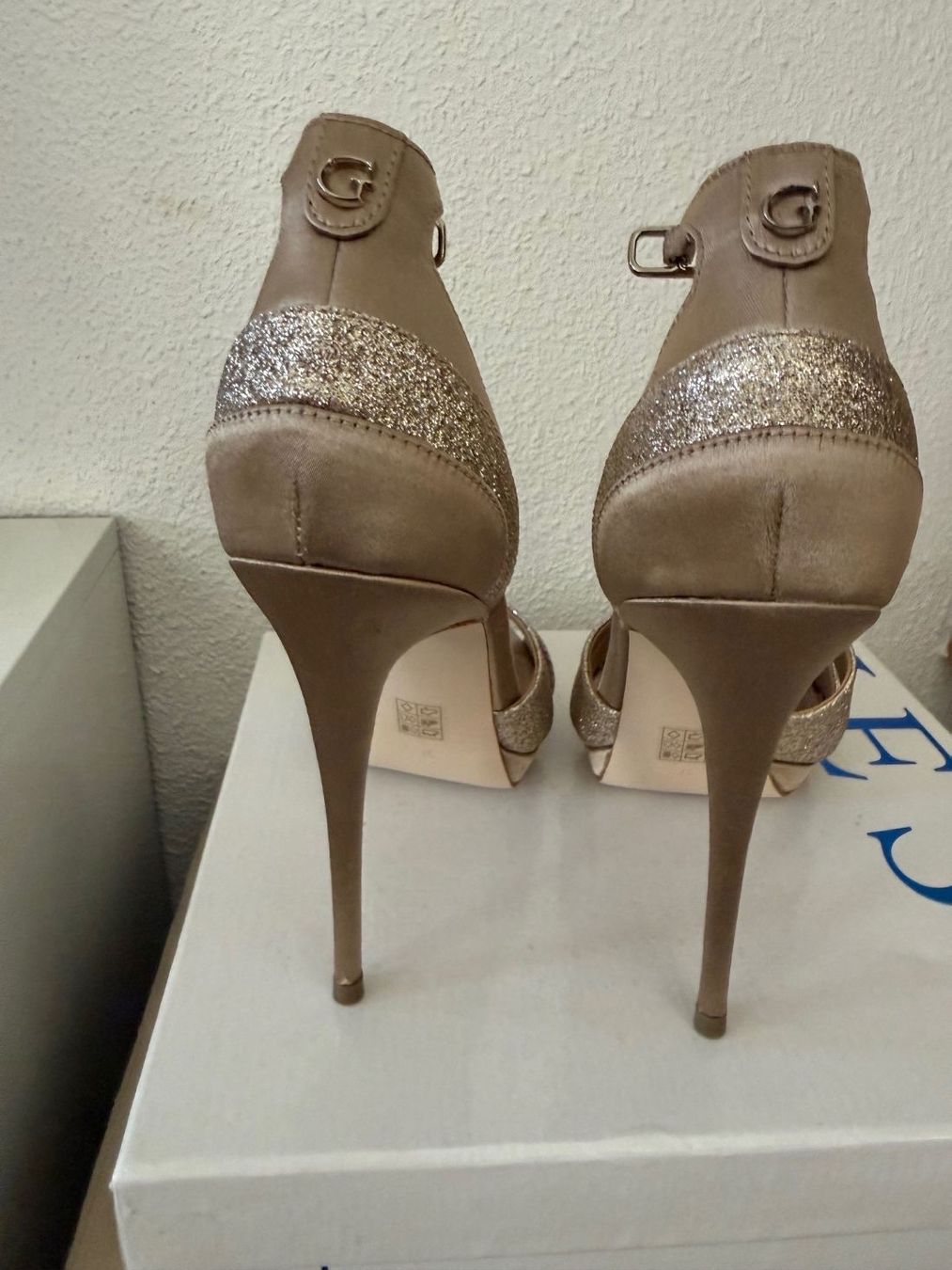 Scarpe da donna: Chaussures GUESS pointure 37 – Nuovo e nell'imballaggio originale da Confignon venduto da minos30 2