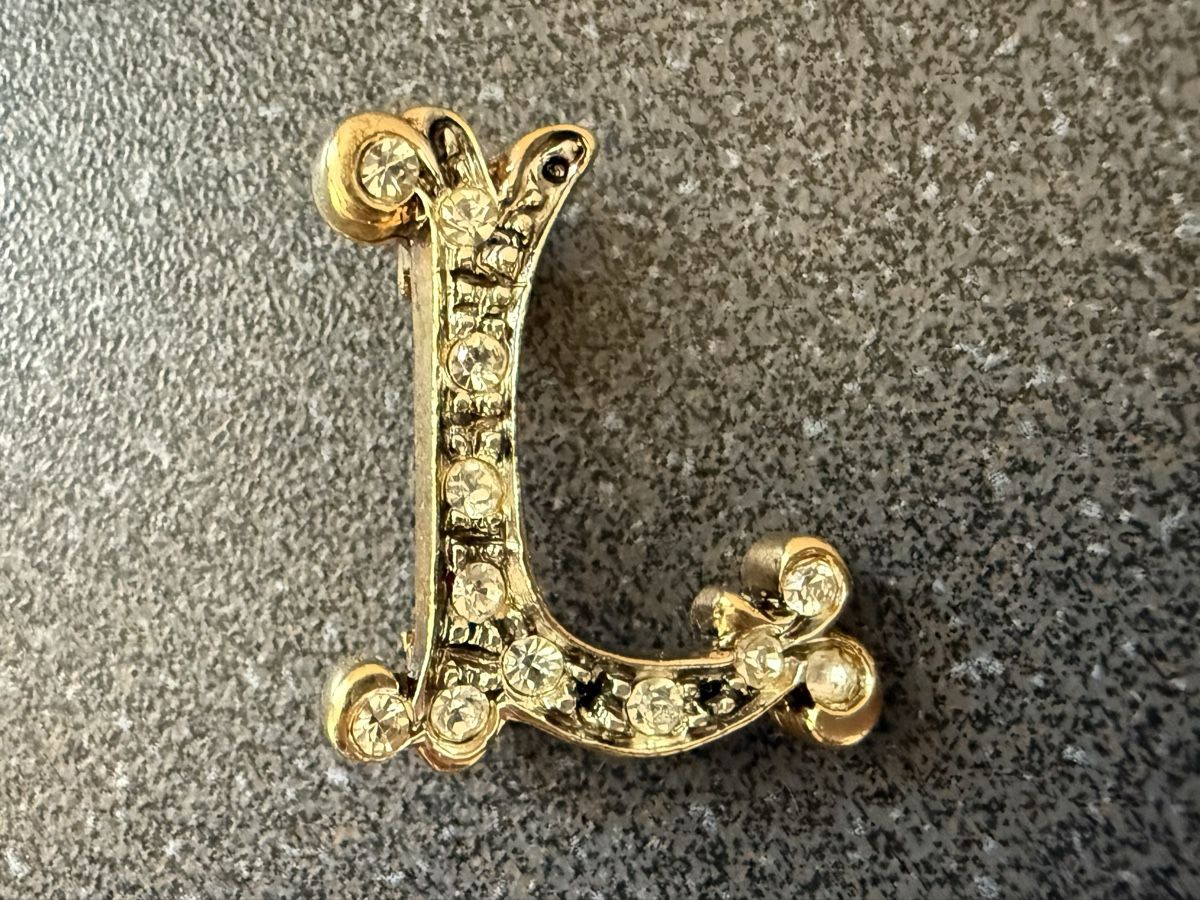 Spille & Fermagli: Vintage-Brosche mit Initiale L goldfarben mit Strass. – Usato da Lamone venduto da LaCantinaMagica
