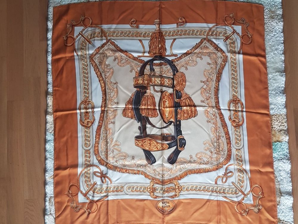Foulard Hermès "Bride De Cour" - Modèle Occasion, Couleur Rouge, écharpe En Soie