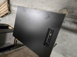 Tisch mit Schwarze Platte und Steckdosenleiste gebraucht