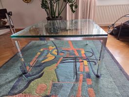 Moderner Glas-Couchtisch mit Chromgestell