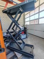 Hebebühne. Autolift. Autohebebühne.