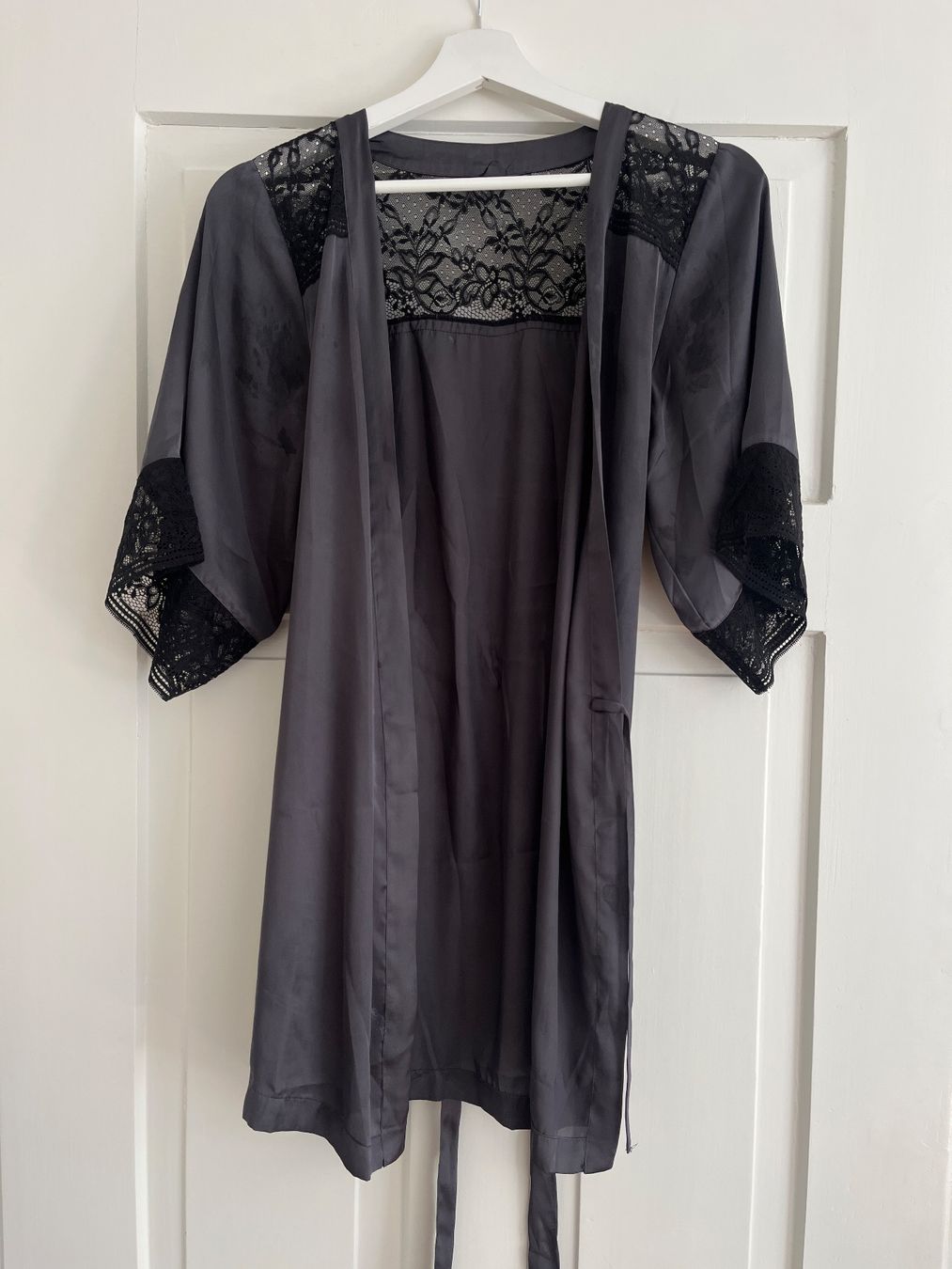 Arte internazionale: Kimono Damen mit Spitze – Usato da Zürich venduto da bretxo