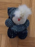 Strickfigur Wichtel Anhänger grau