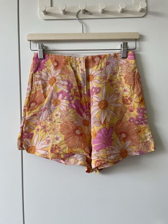 H&M Linen Blend Shorts Gr. 34 – Floral / Retro-Look