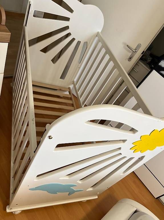 Letti: Kinderbett mit Matratze s- süsses Design mit Sonne & Delfin – Usato da Hochdorf venduto da ActiveLifestyle 2