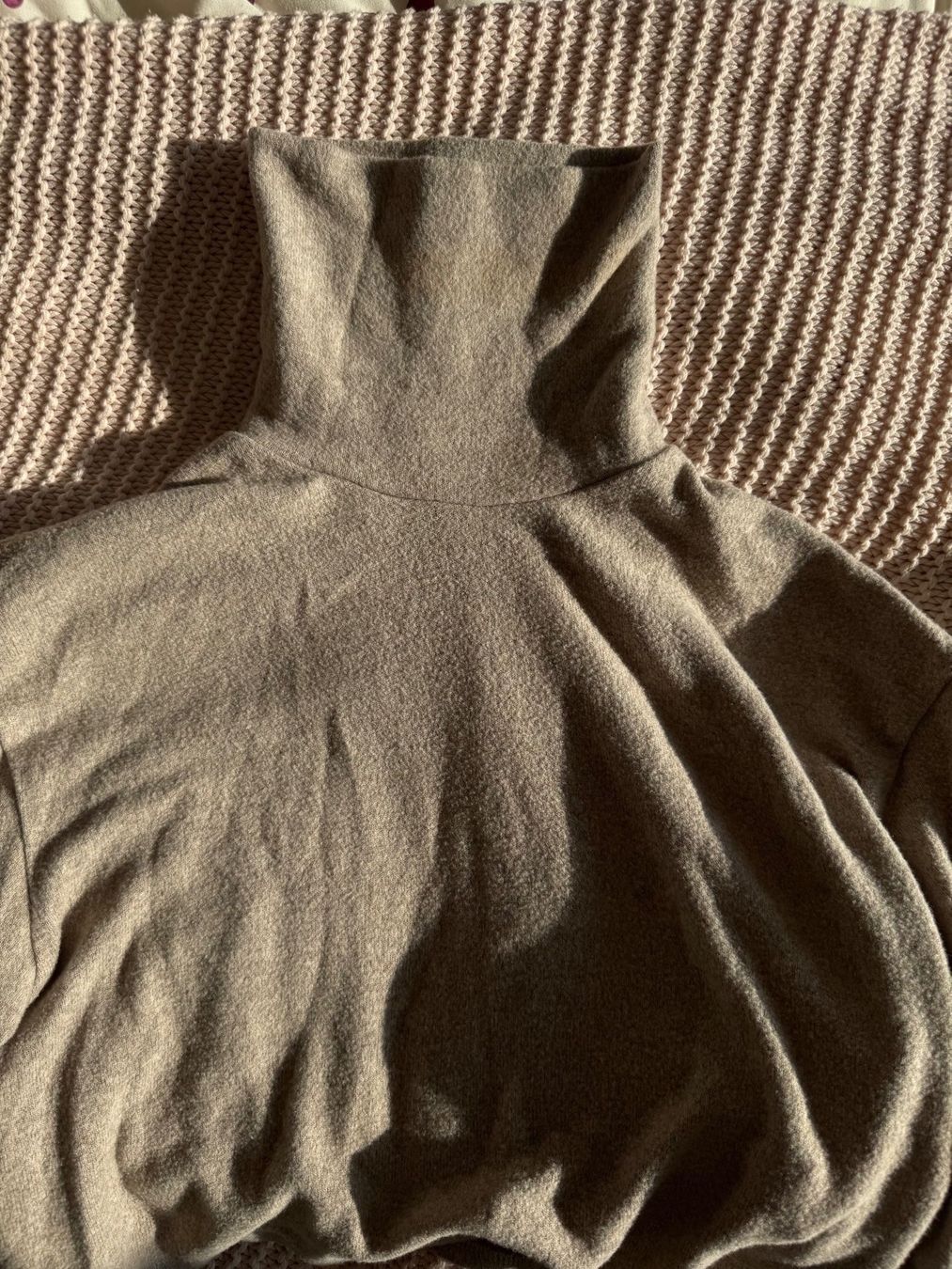 Pull&Bear Pullover & Sweatshirts: Pull beige col roulé crop – Neu (gemäss Beschreibung) aus Montreux von iizaa811 1