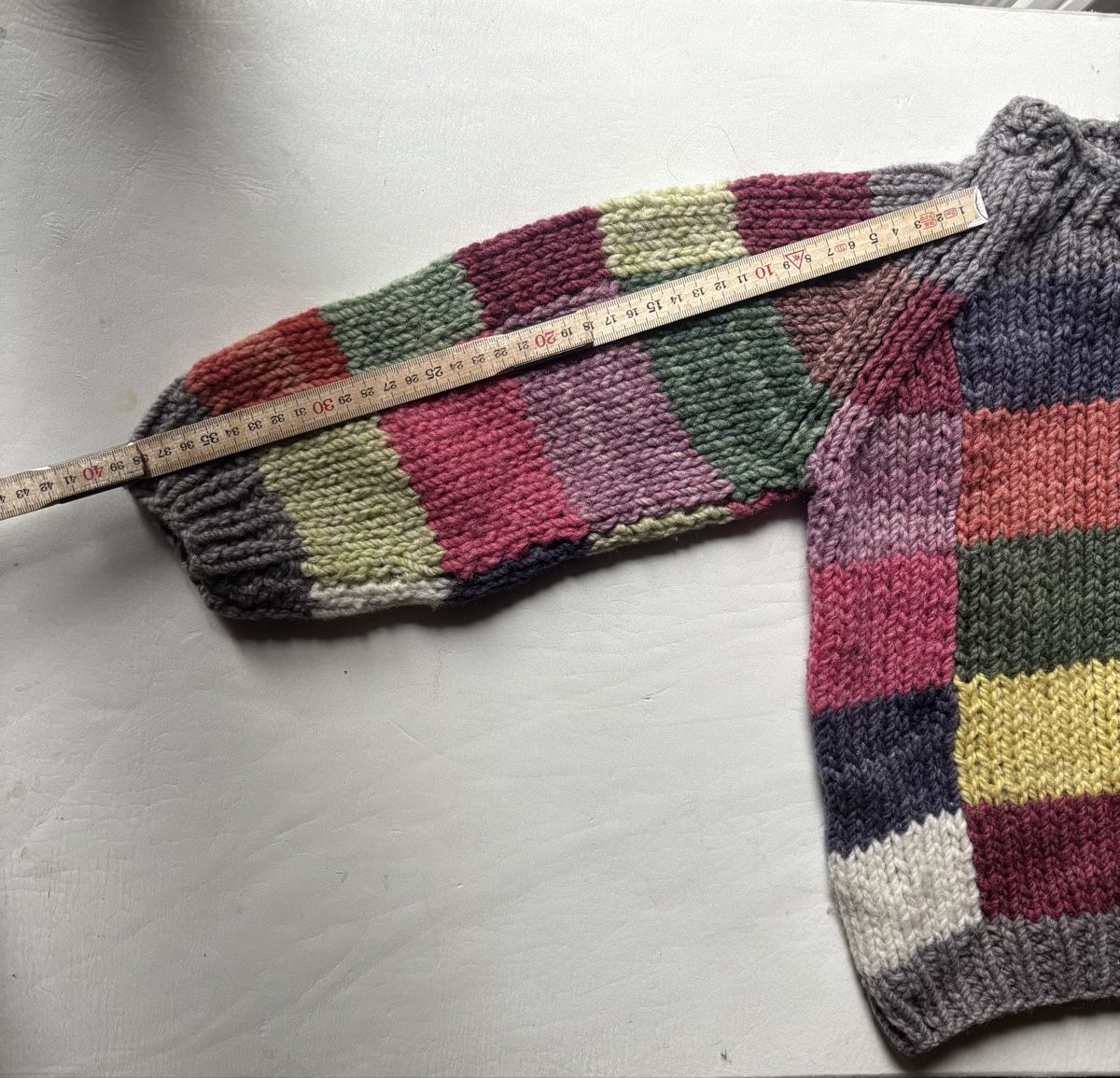 Maglioni & Felpe: Handgestrickter Kinderpullover aus pflanzengefärbter Wolle – Usato da Dietikon venduto da Tantantee 4