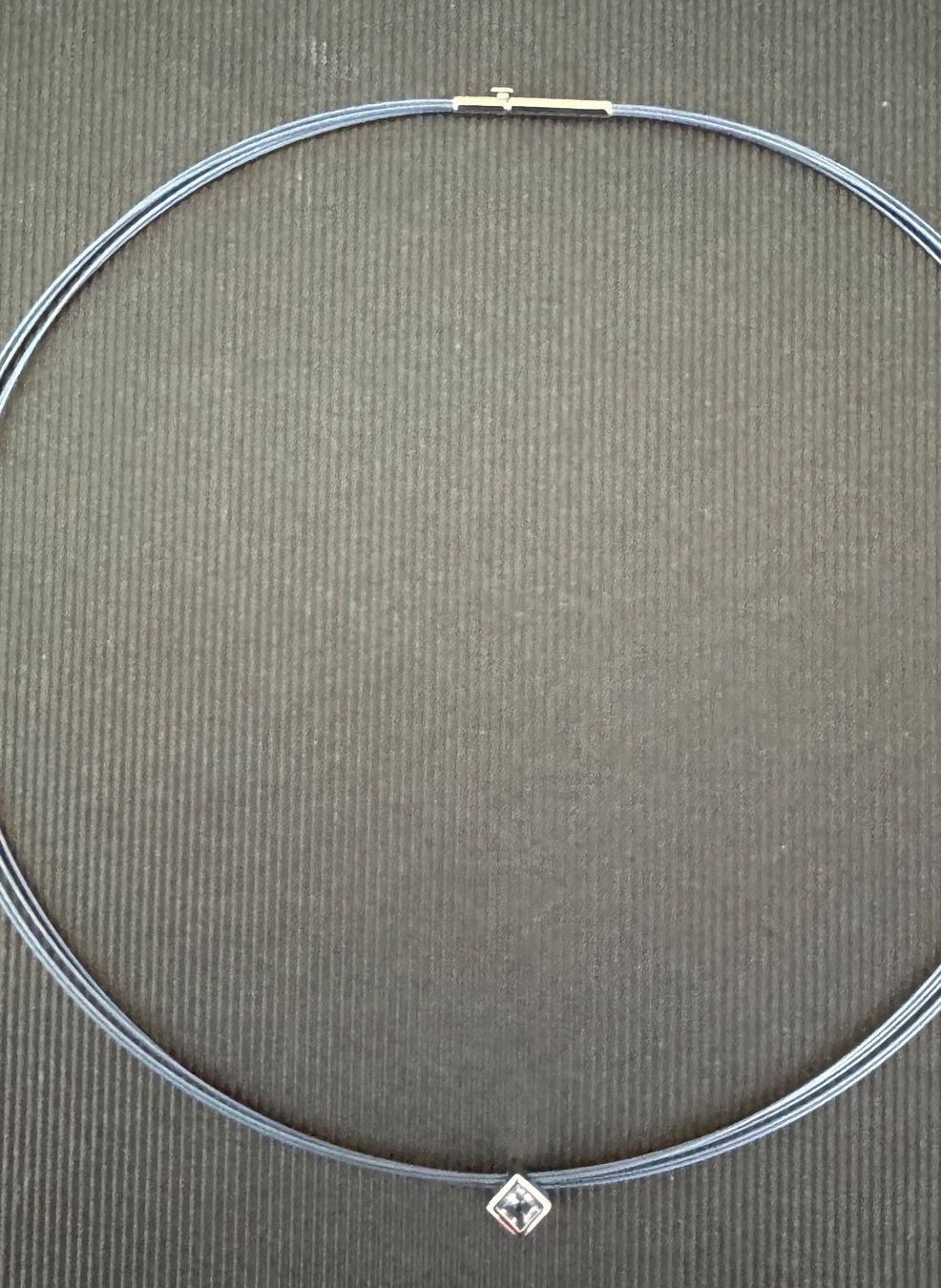 Altri gioielli: Collier mit Anhänger in Blauton 42 cm lang – Usato da Rotkreuz venduto da den66