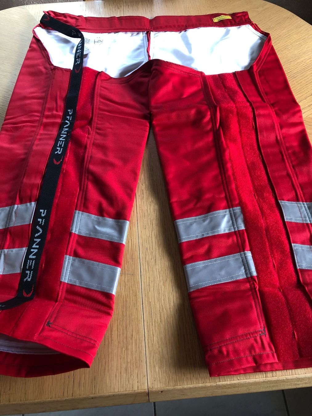 Pfanner Pantaloni: Schnittschutzbeinlinge Pfanner/ rot – Nuovo e nell'imballaggio originale da Schübelbach venduto da Dolly990_2