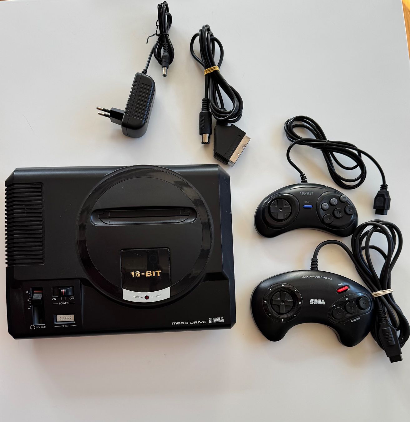 Sega Console: Console Sega Mega Drive 16-Bit avec 2 manettes et cables.... – Usato da Leytron venduto da SuPer_BoCk