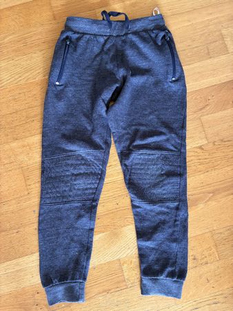 Schöne Trainerhose Gr. 122/128