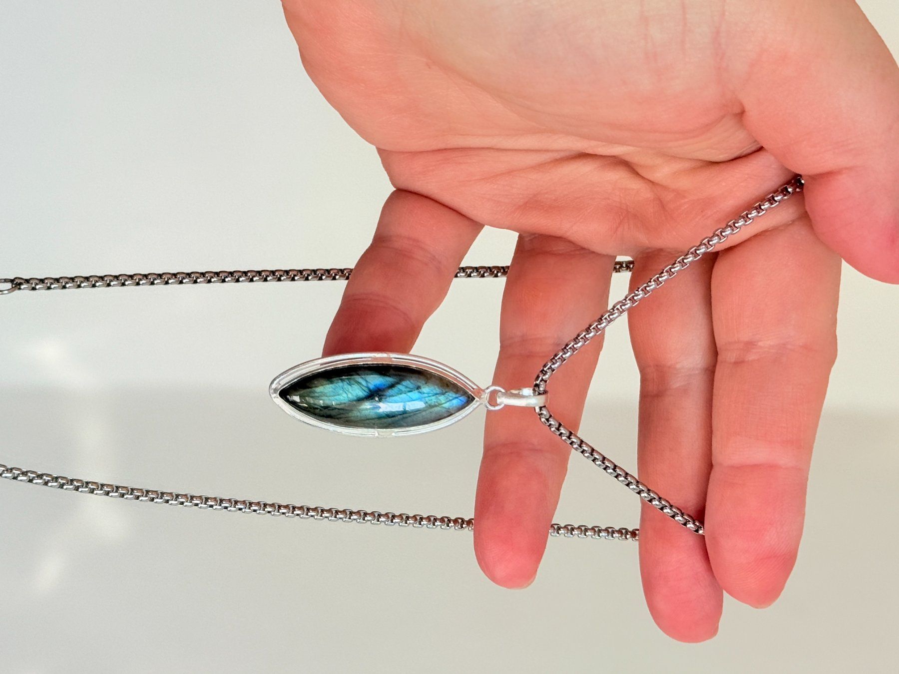 Catenine: Collier Labradorite neuf - Pierre de lune rare – Nuovo e nell'imballaggio originale da Genève venduto da AGBERG 2