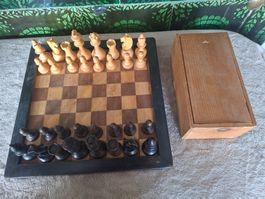 Sehr altes Schachspiel Holz mit Figuren und Holzkiste