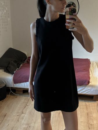 robe noire courte Mango avec détails aux épaules, taille M