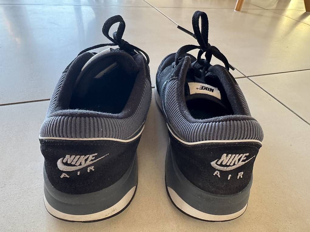 Nike Chaussures hommes: Nike Air Sneaker schwarz grau Grösse 44 – D'occasion à Hausen am Albis par Peterpan1234 1