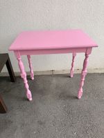 Petite table rose décorative bon état 4 pieds sculptés
