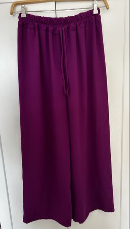 Trendige, weite 1/8 Hose in Lila ! Gr. L