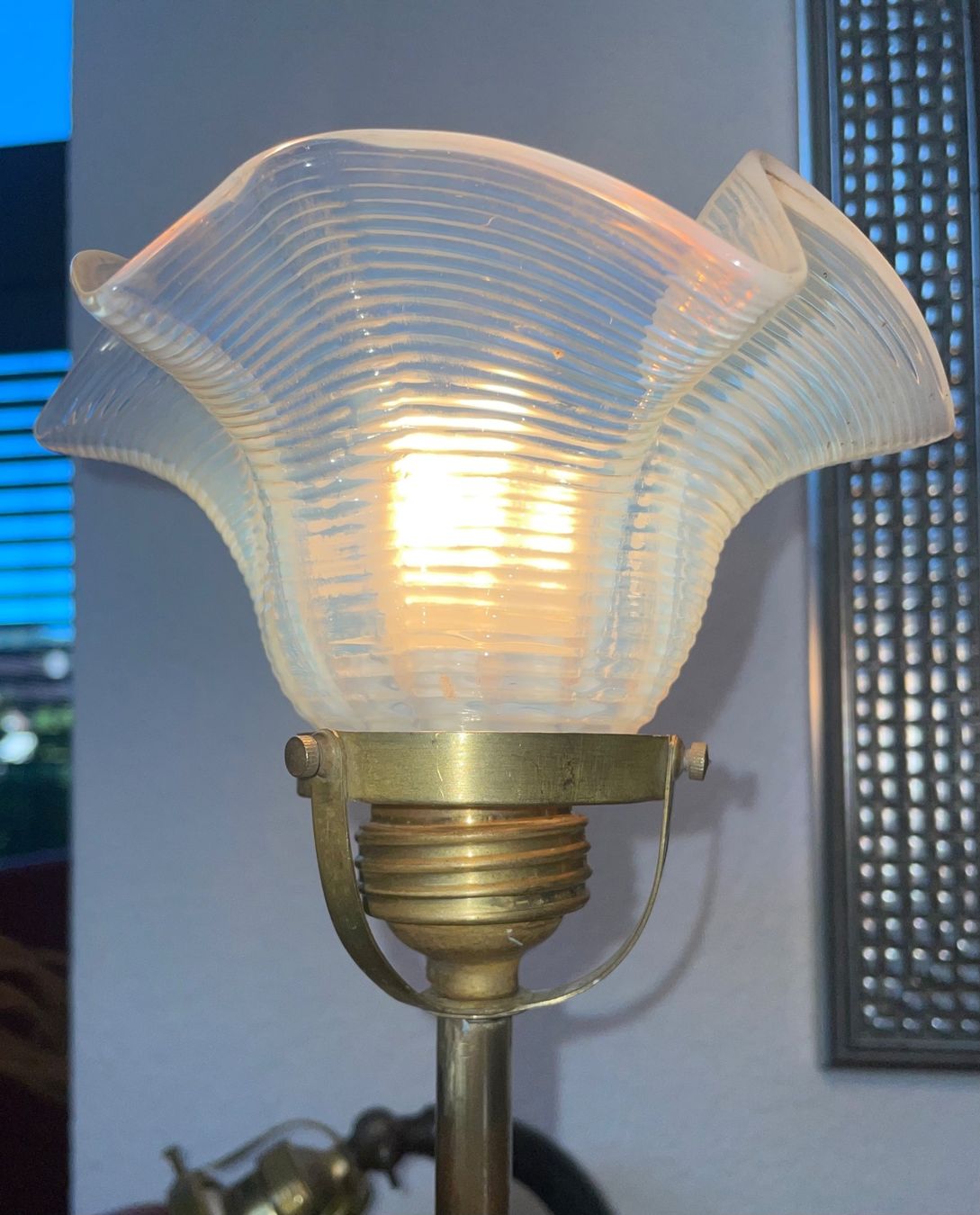 Lampen: Antike Tischlampe Jugendstil Opalglas mit Messingfuss – Gebraucht aus Büsserach von Urkundenflora 3