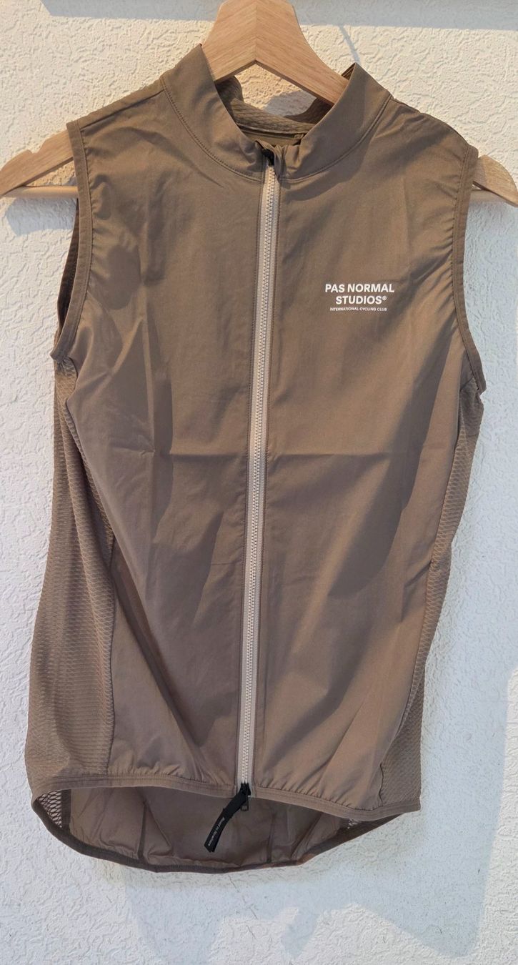 Pas Normal Studios Gilet & Giacche: Pas Normal Studio Mechanism Gilet Men Gr. M – Nuovo (secondo la descrizione) da Holziken venduto da sim_csb7