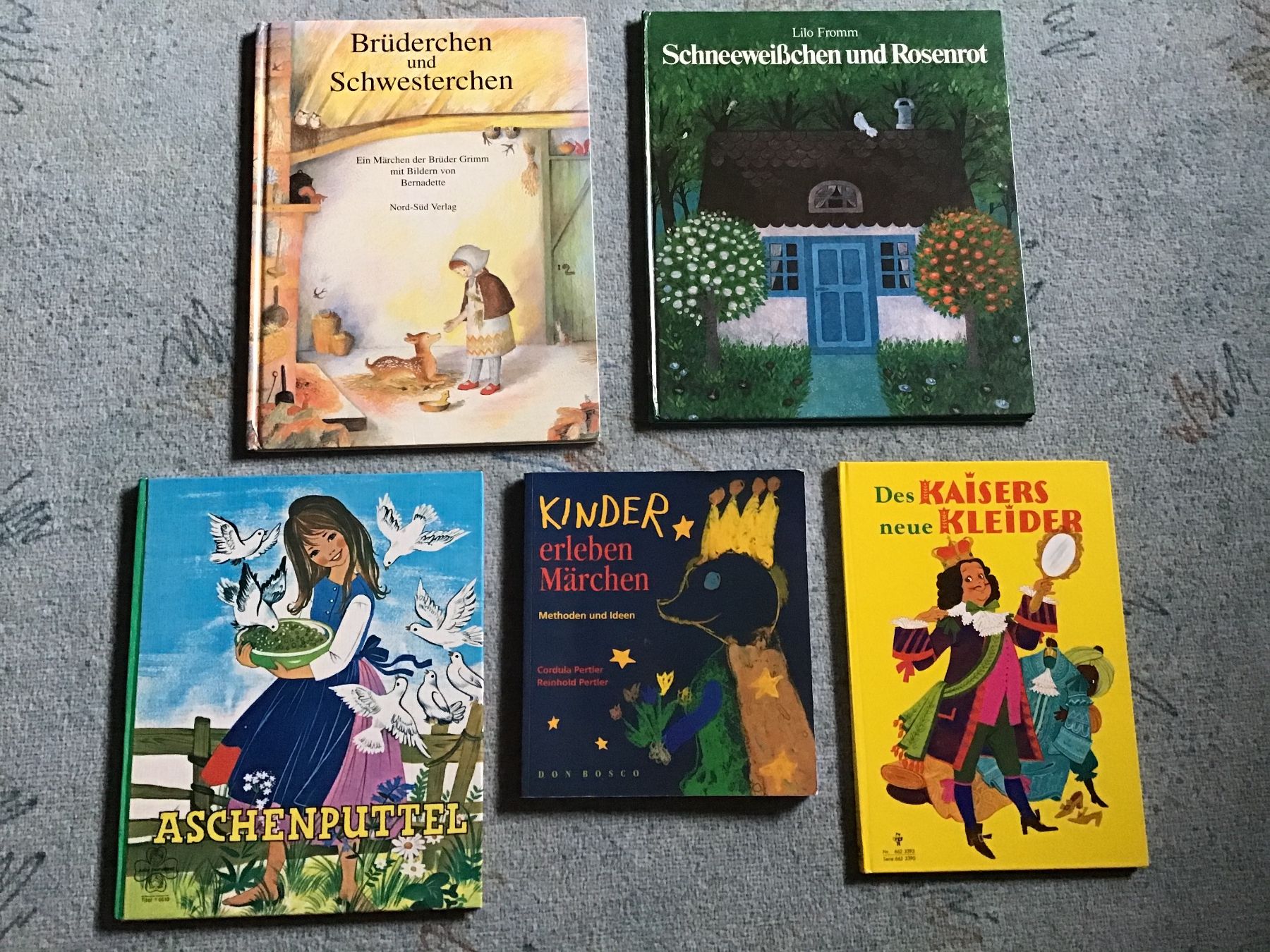 Libri: 5 Kinder-Märchenbücher: Aschenputtel, Schneeweisschen & C... – Usato da Rüti ZH venduto da Wernika1