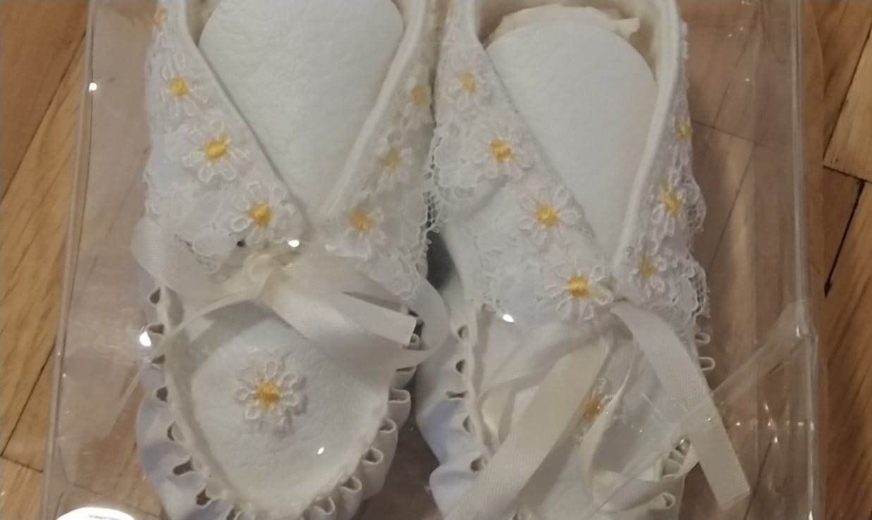 Scarpe per ragazzi: Babyschuhe, weiss mit Blümchen bestickt – Nuovo e nell'imballaggio originale da Zürich venduto da 1980ale 4