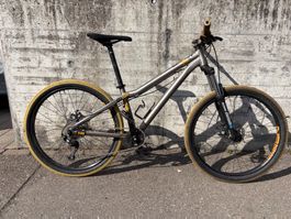 Gebrauchtes NS Dirt Jump Bike, mit Helm und Panzer