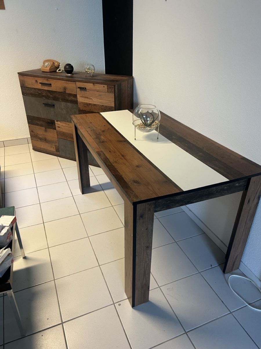 Set di tavolo e panche: 2 Tables - et un meuble uni comme neug – Usato da Ponthaux venduto da Hello-Fribourg1700