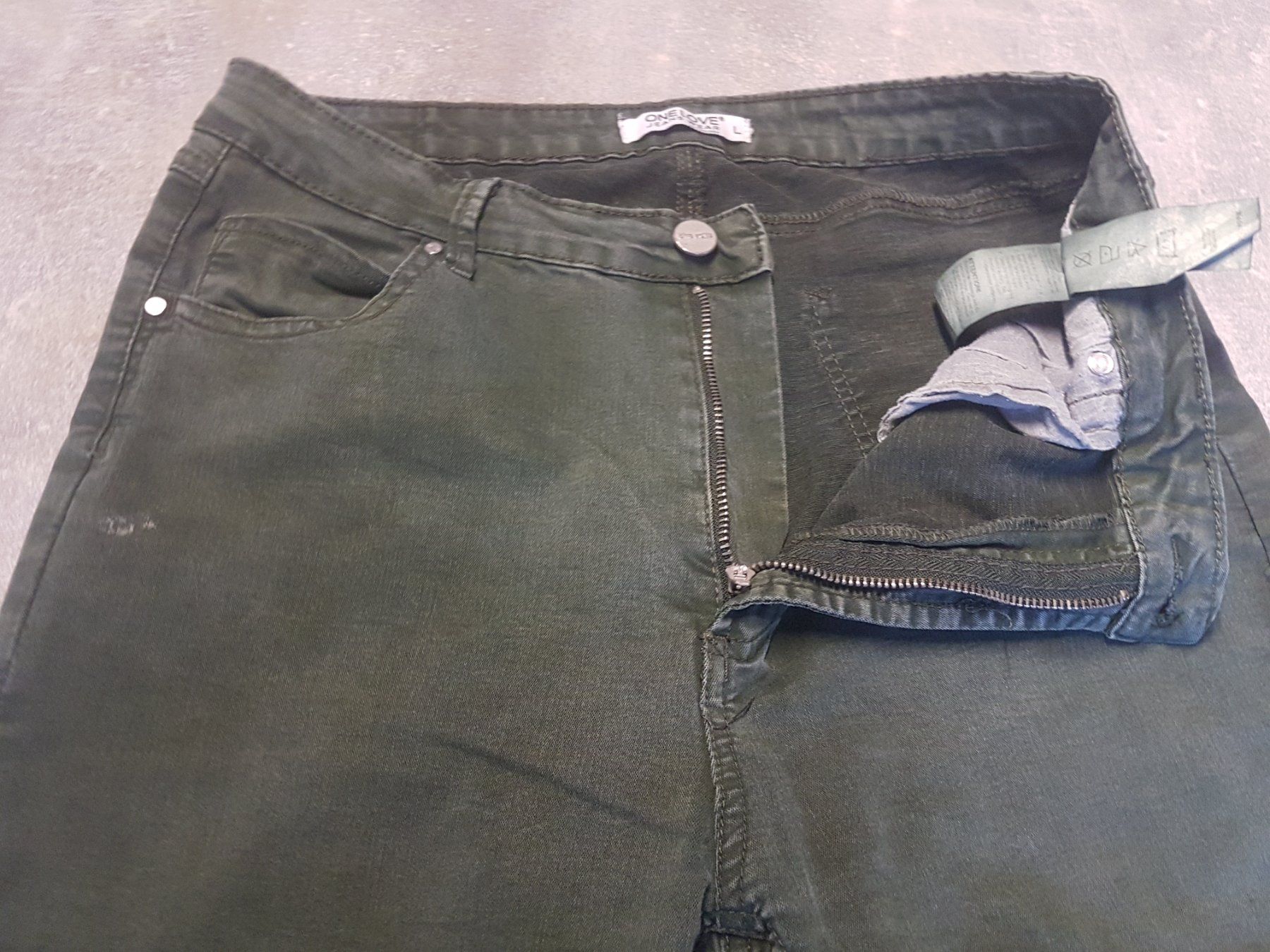 Jeans: Pantalon vert olive taille L marque Chicorée 76% coton – Usato da Villiers venduto da san_jn5w 2