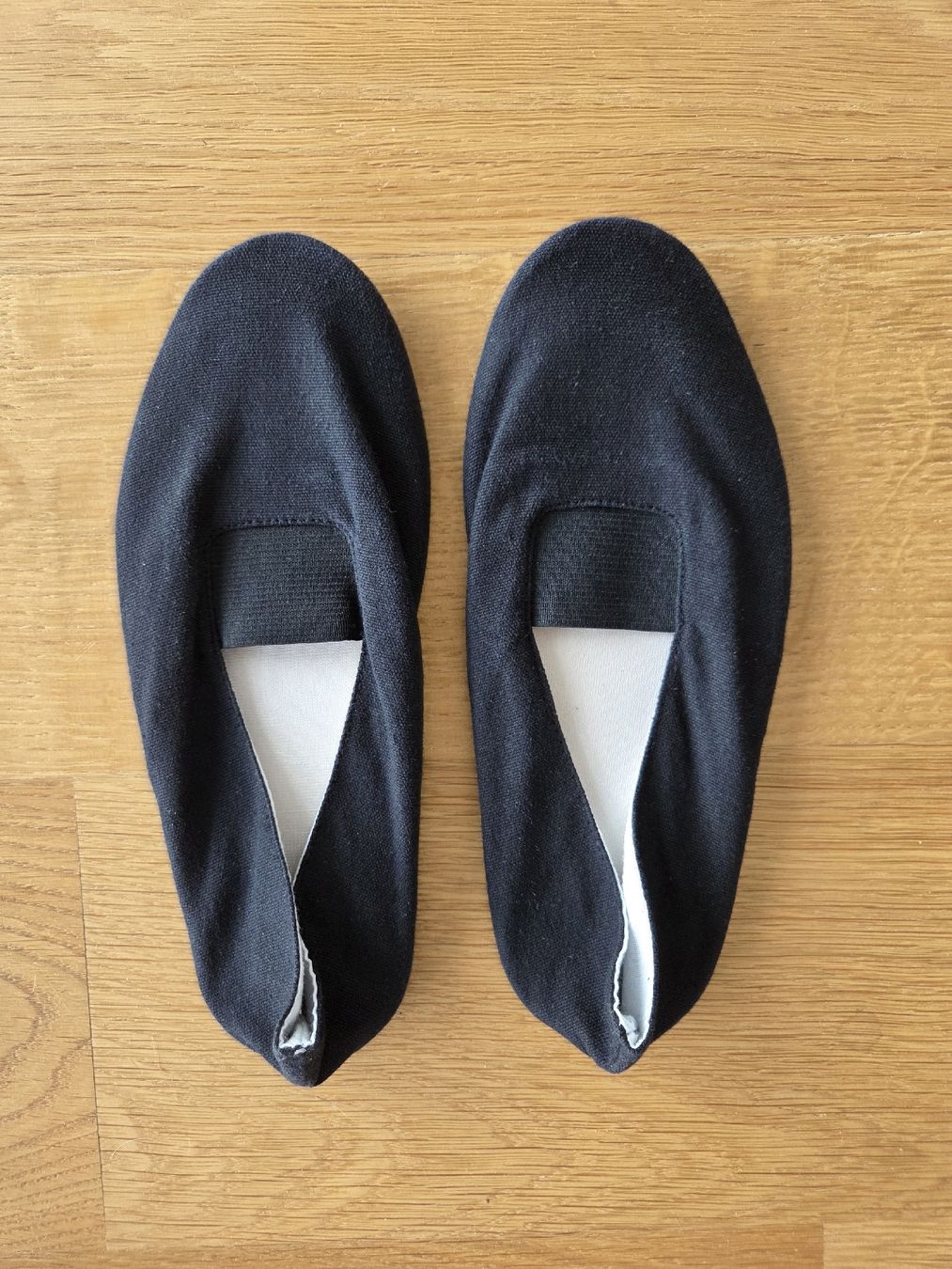 Chaussures garçon: NEU Turntäppeli Gr. 37 schwarz – Neuf (Voir description) à Villars-sur-Glâne par richardette