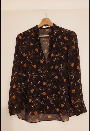 Blouse mango taille xs fond marron et motif à fleurs