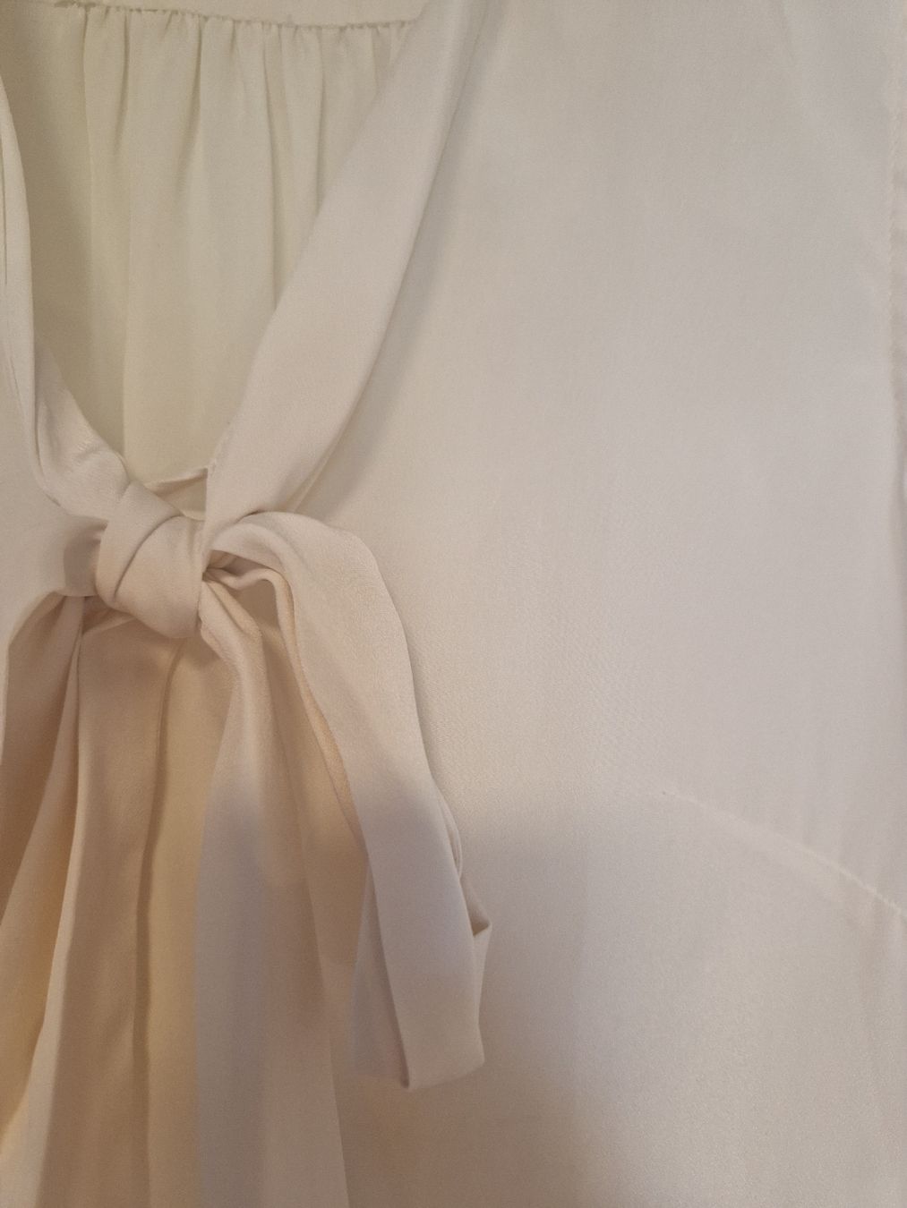 H&M Chemisiers: H&M Bluse cremeweiss Grösse 36 – D'occasion à Winterthur par kri_2786 2