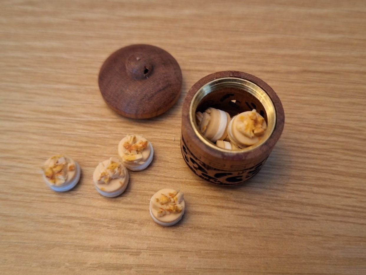 Case e mobili per bambole: Handmade Japonaise Kekse mit Holzdose – Nuovo (secondo la descrizione) da Zürich venduto da HandmadeTinyFood 2