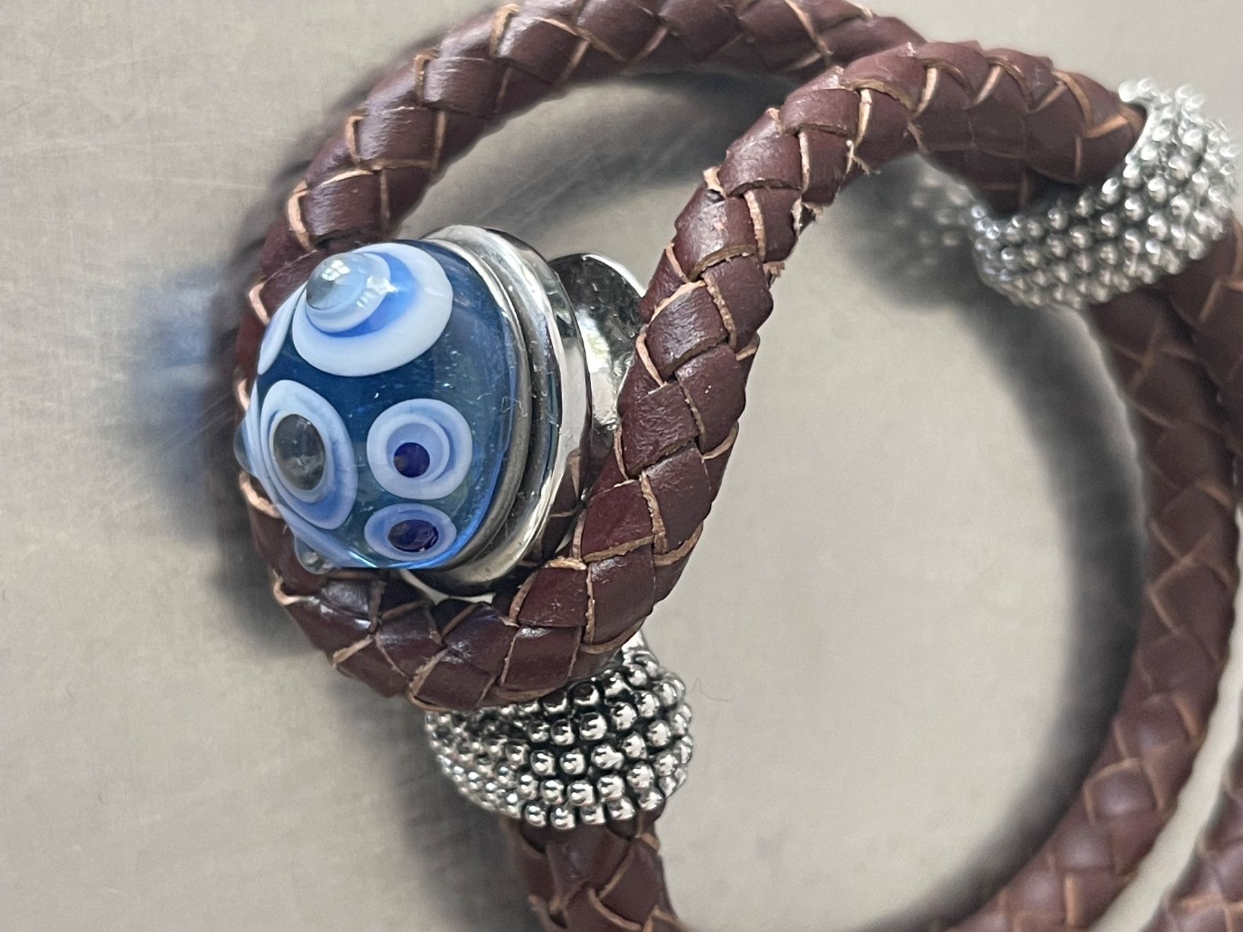 Bracciali & Braccialetti: wunderschönes Armband aus Leder und mit einer Glasperle – Usato da Trin venduto da Plusminus2 2