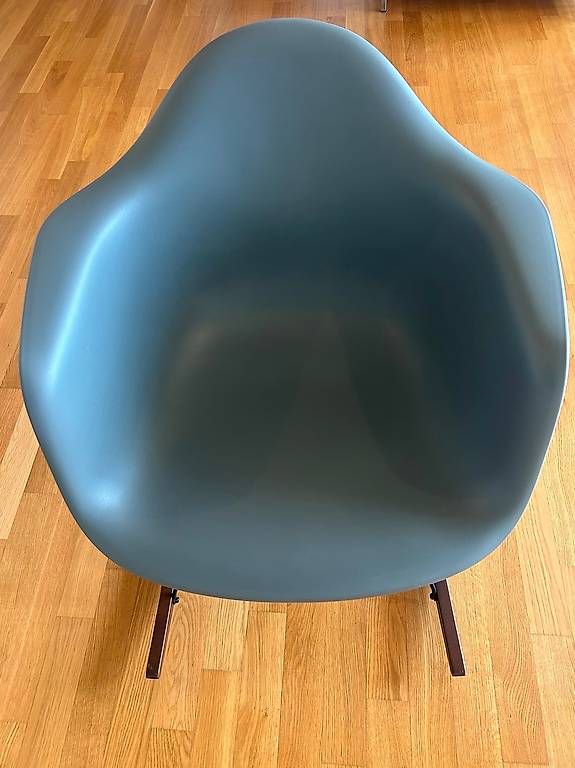 Stühle: Vitra Eames plastic rocking chair – Gebraucht aus Basel von Szotyiastar 1