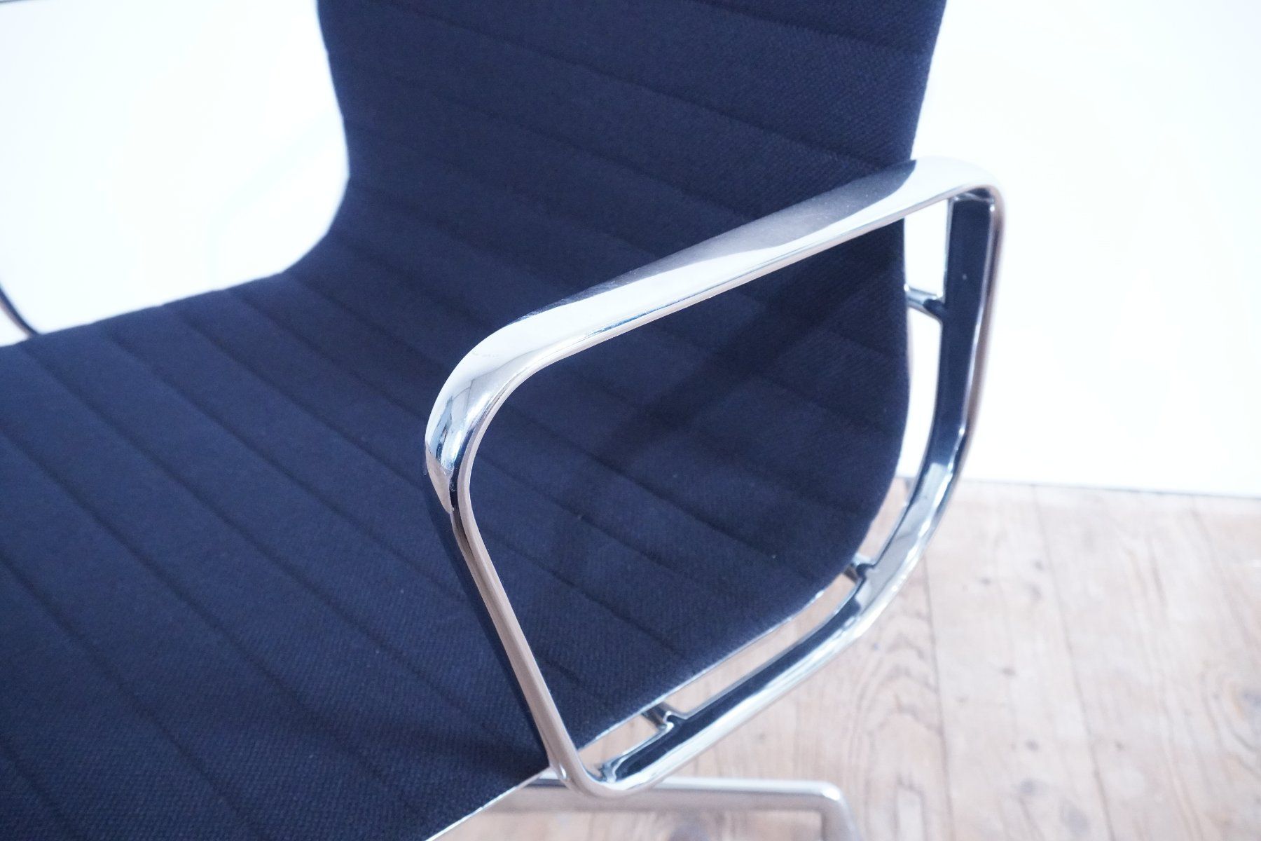 Vitra Sedie: Vitra Eames Alu Chair EA107 Hopsak nero – Usato da Bad Zurzach venduto da QLASSIQ 5