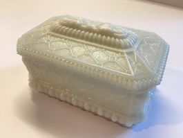 Alte Deckeldose Opalglas, Pressglas, Bonbonnière, Zucker etc