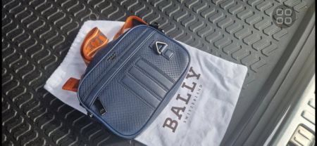 Sacoche Bally bleu cuir homme comme neuve