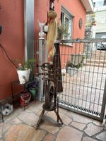 Spinnrad aus Holz antik dekorativer Zustand dunkelbraun